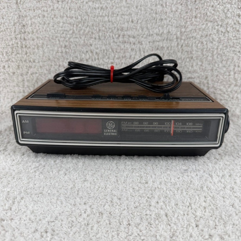 Vintage General Electric GE AM FM Clock Radio Walnut Wood Grain 7-4625C